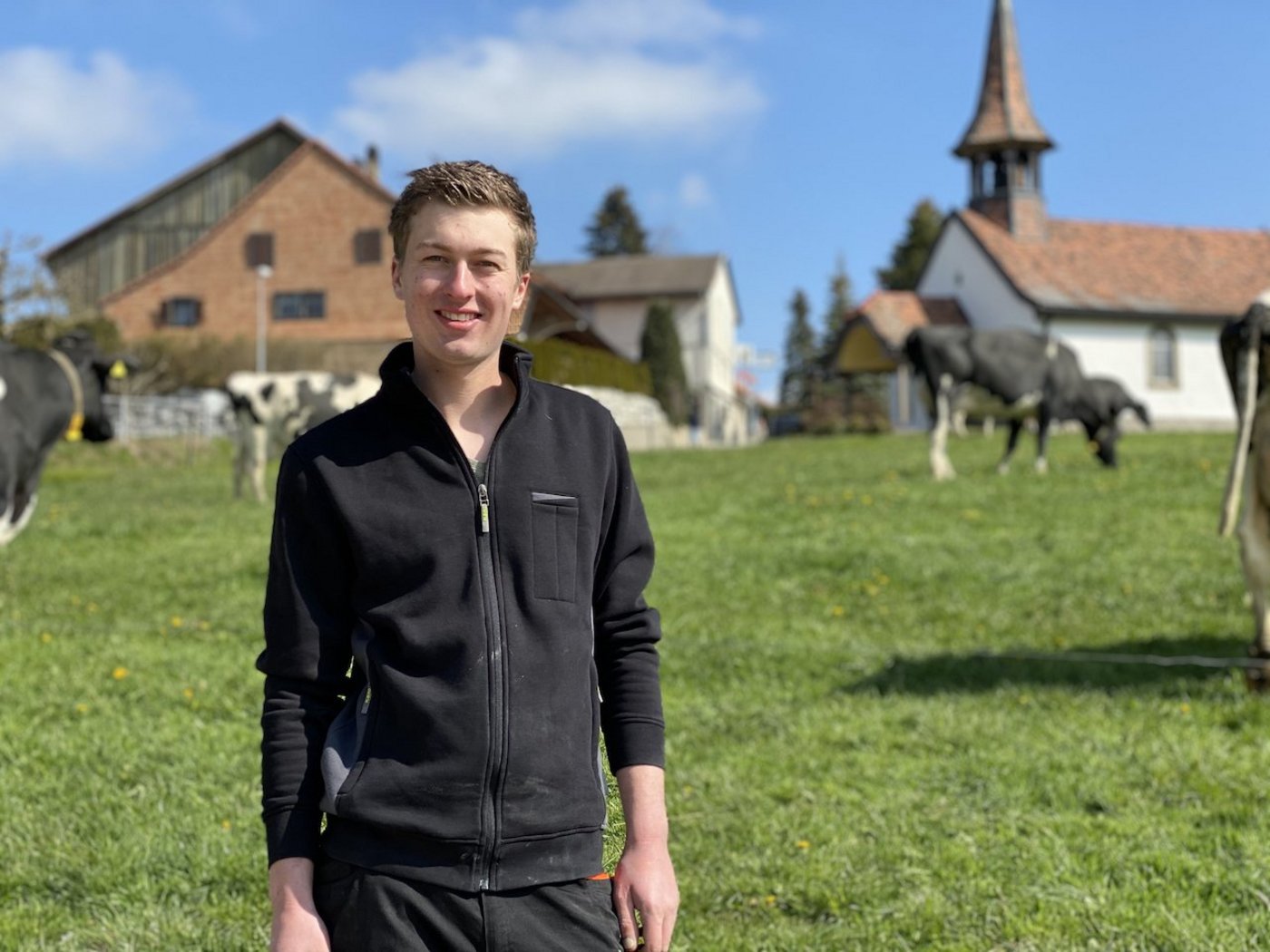 Kühe und Hühner seien seine Lieblingstiere, sagt Sascha Liechti. Besondere Freude hat er auch an Kälbern. (Bilder jsc)