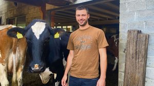 Simon Kopp hat sich im Projekt Klimastar Milch für die wirkungsorientierte Prämie entschieden, die je nach erzielter Reduktion ausbezahlt wird.  