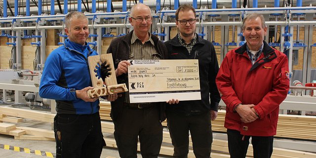 Die stolzen Preisträger der Sägerei Yerly Bois SA: (v.l.n.r.) François Yerly, Christophe Yerly, Florian Yerly, Henri Buchs (Bild z.V.g.)