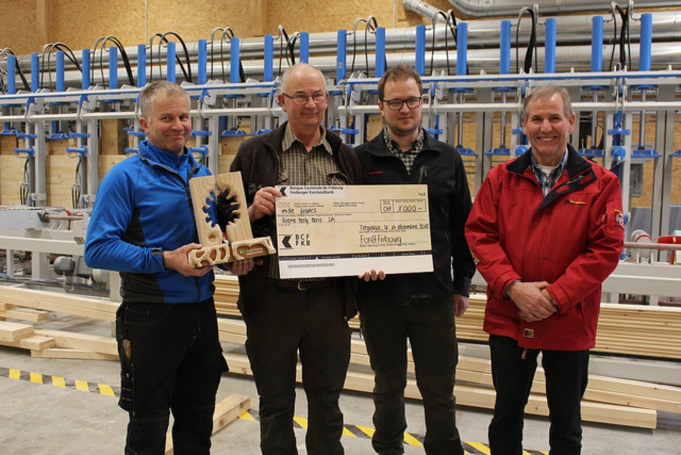 Die stolzen Preisträger der Sägerei Yerly Bois SA: (v.l.n.r.) François Yerly, Christophe Yerly, Florian Yerly, Henri Buchs (Bild z.V.g.)