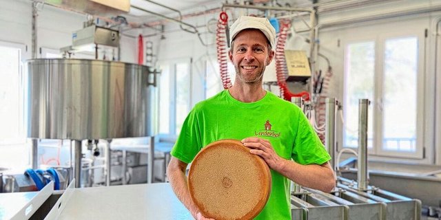 Fabian Vollenweider in der Hofkäserei. Der gelernte Landwirt und Agrotechniker führt den Lindenhof zusammen mit seinem Bruder. Er ist mehr für Verarbeitung und Verkauf zuständig.