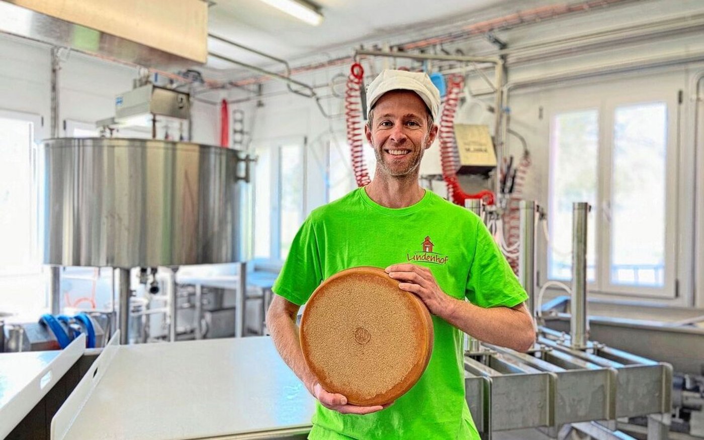 Fabian Vollenweider in der Hofkäserei. Der gelernte Landwirt und Agrotechniker führt den Lindenhof zusammen mit seinem Bruder. Er ist mehr für Verarbeitung und Verkauf zuständig.