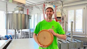 Fabian Vollenweider in der Hofkäserei. Der gelernte Landwirt und Agrotechniker führt den Lindenhof zusammen mit seinem Bruder. Er ist mehr für Verarbeitung und Verkauf zuständig.
