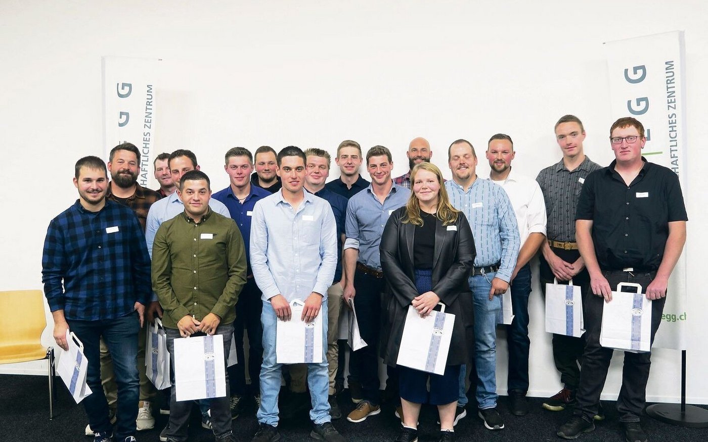 Am LZ Liebegg nahmen 16 Männer und eine Frau ihre Fachausweise entgegen. 