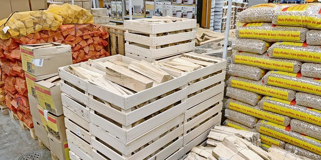 Vielfalt bei der Herkunft von Brennholz in der Landi, wie hier im Laden in Küssnacht am Rigi SZ. Solches stammt aus der EU, aus der Schweiz und aus der Region Schwyz (vorne). (Bild Josef Scherer)