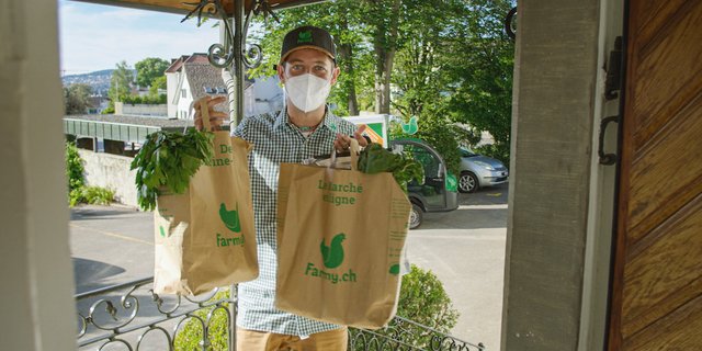 Der Lieferservice von Hofprodukten bis an die Türe entsprach  zu Hochzeiten der Pandemie einem grossen Bedürfnis: Sichere Versorgung mit Lebensmittel bei geringem Infektionsrisiko dank wenig Kontakt zu anderen Menschen. (Bild Farmy)