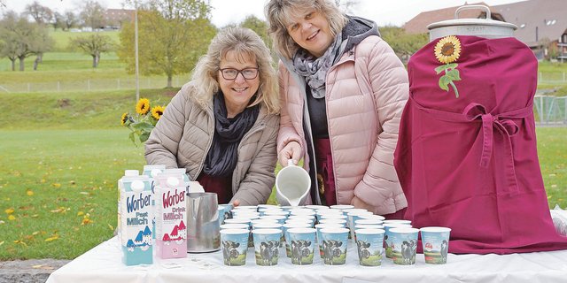 Am Tag der Milch schenken Bäuerinnen und Landfrauen ehrenamtlich Milch in Swissmilk-Bechern aus. Ein Teil der Lehrerschaft stört sich daran. (Bild Swissmilk)