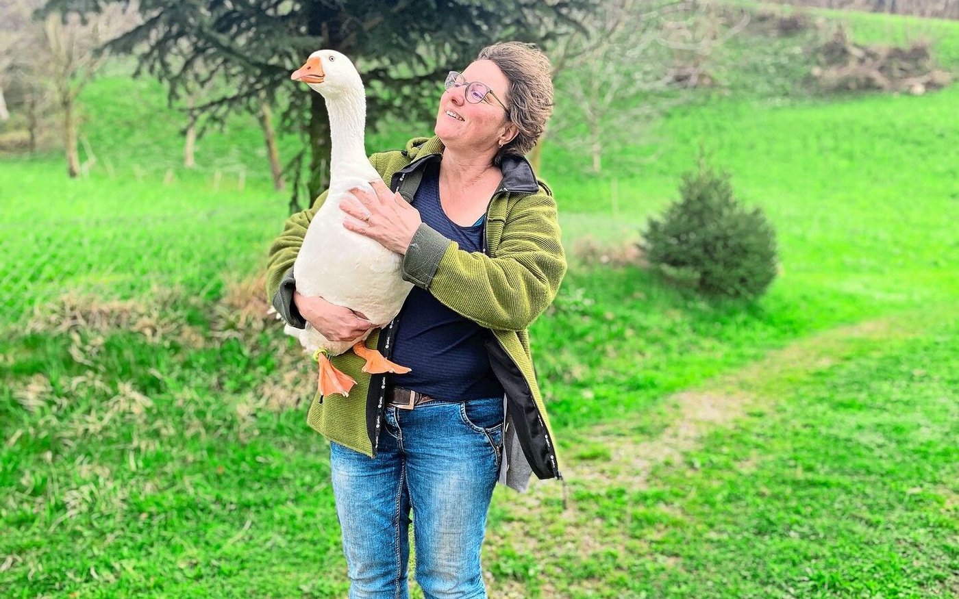 Barbara Schirmer mit Ganter Werner, zu dem sie eine besondere Beziehung hat. Da sie das erste Wesen war, das er nach dem Schlüpfen sah, betrachtete er sie als seine Gänse-Mutter.