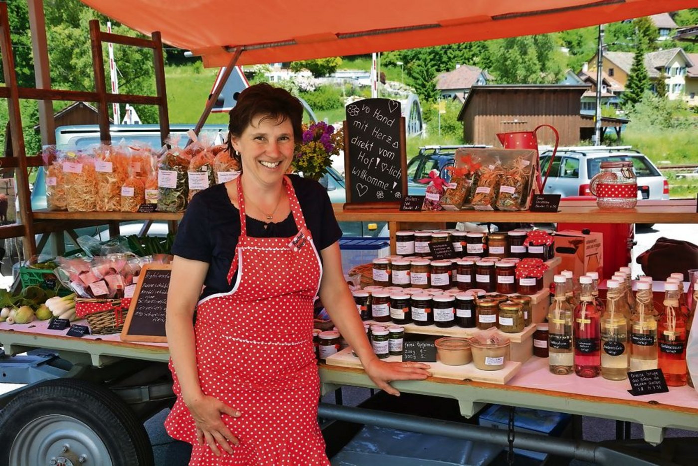 Gemeinsam mit drei anderen Bäuerinnen verkauft Rachel Stierli Produkte vom Hof. Sie selber stellt Konfi, Essigkonserven, Teigwaren und verschiedene Kräuter- und Teemischungen her. (Bild: Daniela Rinderknecht)