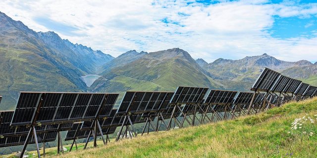 In Sedrun GR wurden die ersten PV-Modultische auf 2000 m ü. M. bereits installiert. Im oberen Bereich soll die Sömmerungsweide erhalten bleiben.