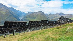 In Sedrun GR wurden In Sedrun GR wurden die ersten PV-Modultische auf 2000 m ü. M. bereits installiert. Im oberen Bereich soll die Sömmerungsweide erhalten bleiben.
