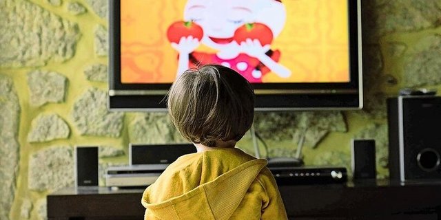 Im Baby- und Kleinkindalter wird von Bildschirmzeit abgeraten, damit sich das kindliche Gehirn gut entwickeln kann.