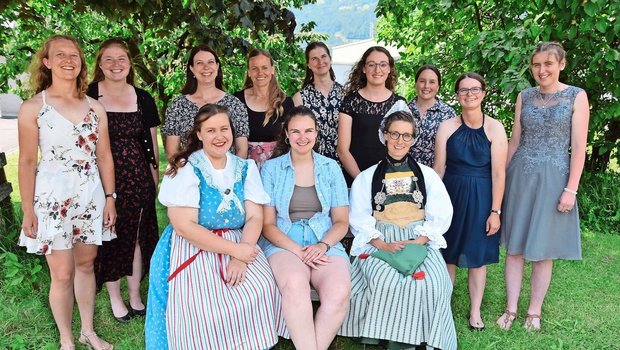 Diese zwölf Zürcherinnen haben am Plantahof ihr Fährigkeitszeugnis als Bäuerinnen FA erhalten.