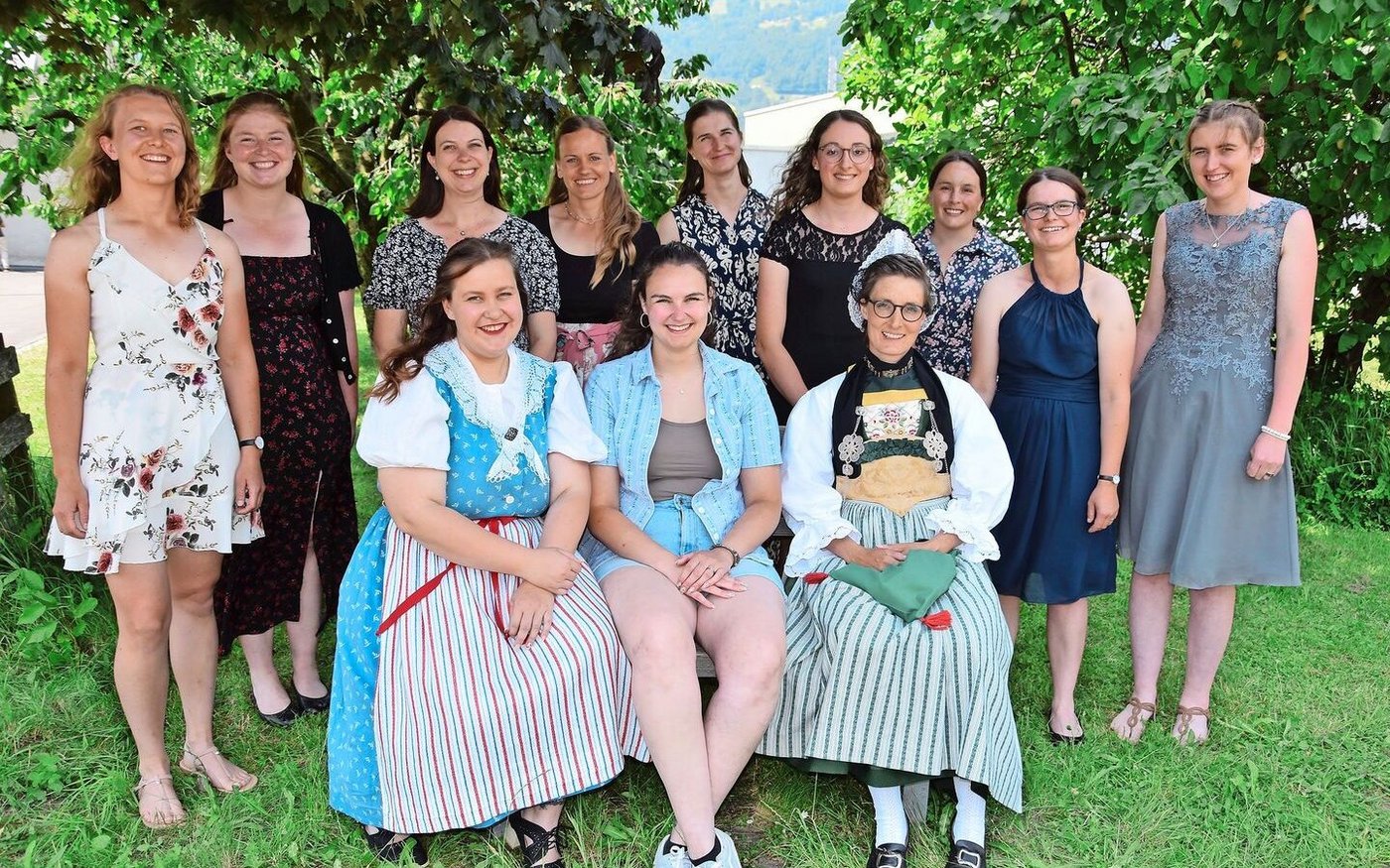 Diese zwölf Zürcherinnen haben am Plantahof ihr Fährigkeitszeugnis als Bäuerinnen FA erhalten.