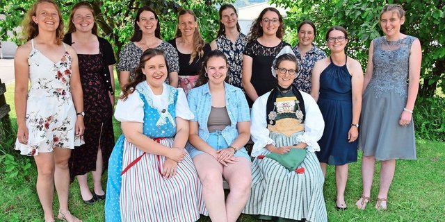 Diese zwölf Zürcherinnen haben am Plantahof ihr Fährigkeitszeugnis als Bäuerinnen FA erhalten.