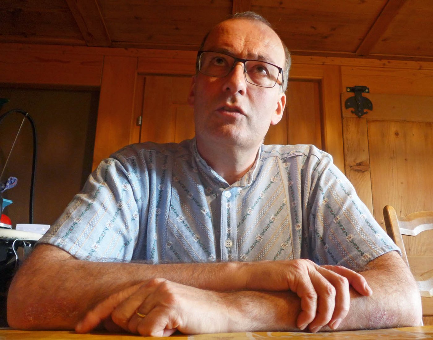 "Das ist eine Dummheit": Markus Ritter kritisiert in der heimischen Stube die Pläne des Bundesrats, den Agrarschutz generell um 30 bis 50% zu senken. (Bild akr)