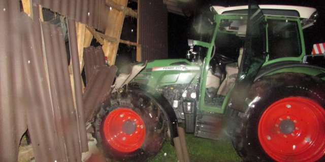 Der Traktor war in Fahrtrichtung Elm in Matt unterwegs und kam im Bereich «Rüti» von der Strasse ab. (Bild Kapo GL)