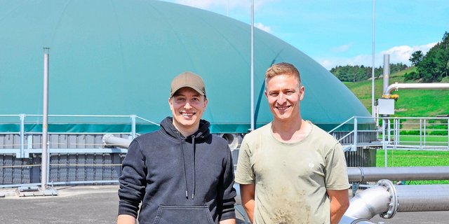 Michael Hunkeler, Betriebsleiter der Biogasanlage und sein Bruder Dominik (links) auf dem Dach eines der Fermenter. Er wolle Schweinehalter bleiben, betont der Agronom.