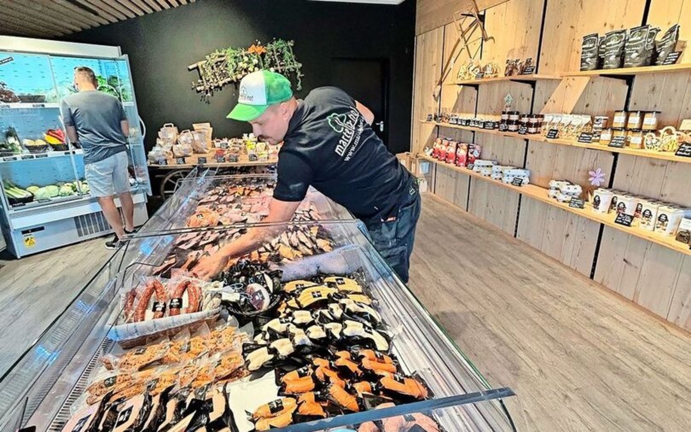 Reto Wipf arrangiert die Fleischtheke. Sein Fleisch wird nicht nur im Hofladen verkauft, sondern auch an Metzgereien, Restaurants und andere Hofläden.  