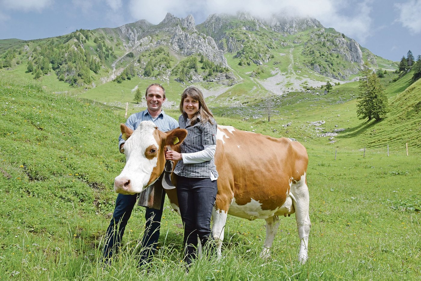 Kurt Zürcher und Christine Gilgen sind beruflich wie privat ein eingespieltes Team. Hier mit ihrer 13-jährigen Kuh Jris. Alle drei verbringen dieses Jahr den zehnten Sommer auf der Alp. (Bilder BauZ/Peter Fankhauser)