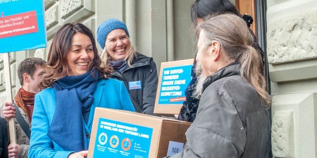 «Ich bin stolz, nicht gebrochen», sagt Franziska Herren nach 10 Jahren Beschäftigung mit dem Trinkwasser-Thema, hier bei der Einreichung der Initiative im Dezember 2018. (Bild Archiv)
