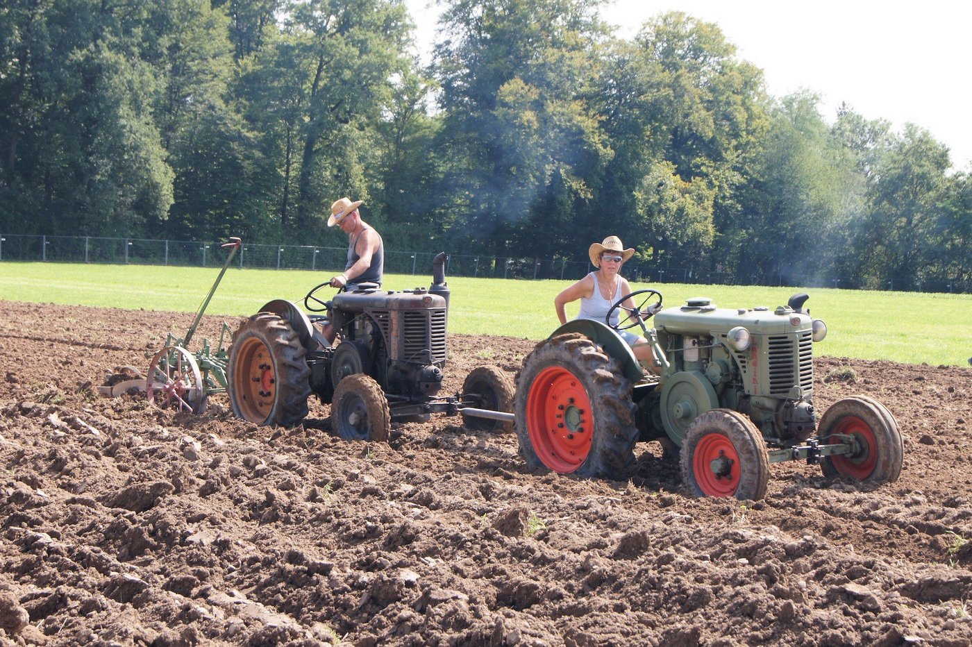 In Möriken waren einige Oldtimer auch in Aktion zu sehen. (Bild rae)