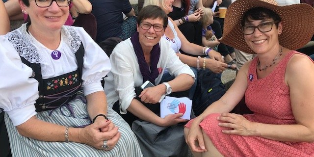 Bäuerinnen Helen Schmid aus Widnau AG, SBLV-Präsidentin Anne Challandes und Geschäftsführerin Colette Basler (v.l.). (Bild akr)