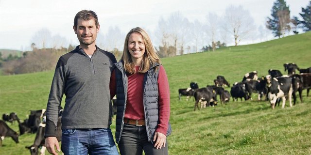 Edwin und Marianne Schweizer bei ihren Kühen auf der Weide. Sie blicken zuversichtlich in die Zukunft.
