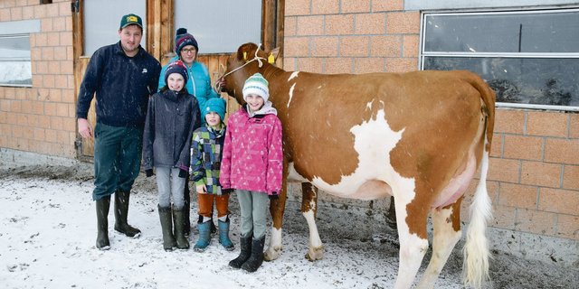 Ursula und Samuel Künzi mit den Kindern Leonie, Jasmin und Samuel. An der Halfter die Kuh Umberto Bajana.(Bilder Peter Fankhauser)