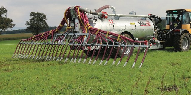 Viele Landwirte bringen die Gülle mit emissionsmindernden Verfahren wie dem Schleppschlauch aus. Ab 2022 soll dies zur Pflicht werden. Bild: Beat Schmid
