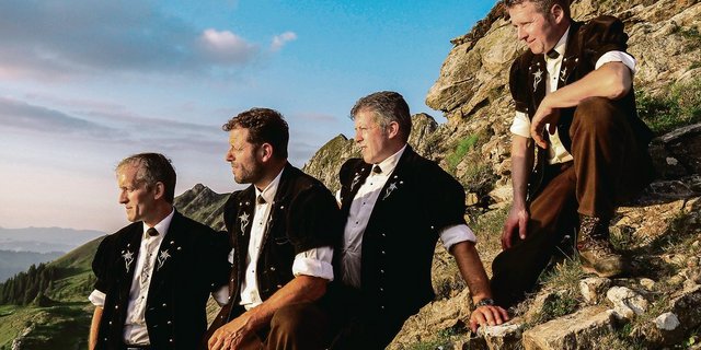 Vier Männer, die mitten im Leben stehen und seit vielen Jahren durch das Singen verbunden sind: Simon Zmoos, Werner Aebersold, Hanspeter Fuss und Ferdinand Oehrli (v. l. n. r.). (Bilder Anita Zmoos-Walker)