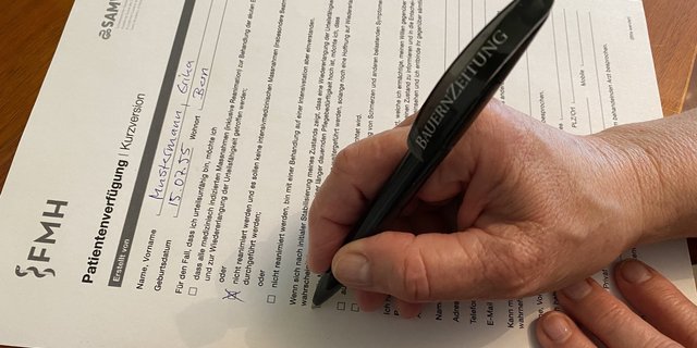 Eine Patientenverfügung hält fest, welche medizinischen Massnahmen durchgeführt werden dürfen, wenn man sich nicht mehr selbst äussern kann. (Bild Katrin Erfurt)
