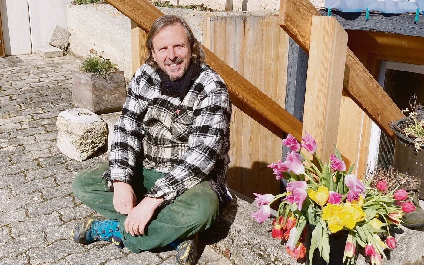 Thomas Disch gab vor fünf Jahren seinen Job als Informatiker auf. Seither bewirtschaftet er den eigenen Hof und setzt dabei auf verschiedene Standbeine. 