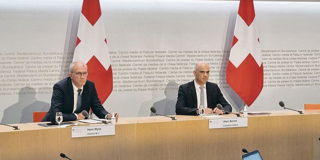 Bundesrat Alain Berset (r.) und der Direktor des Bundesamts für Lebensmittelsicherheit und Veterinärwesen Hans Wyss an der Medienkonferenz.