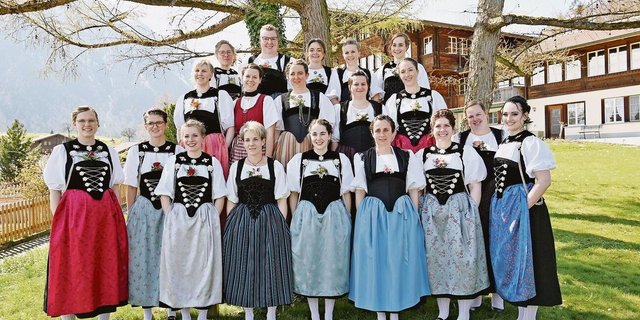 Sieben der 19 Absolventinnen trugen an der Abschlussfeier zum ersten Mal eine Tracht. Die Feier ohne Maske genossen sie sichtlich, war doch diese ständiger Begleiter an den Schultagen. 