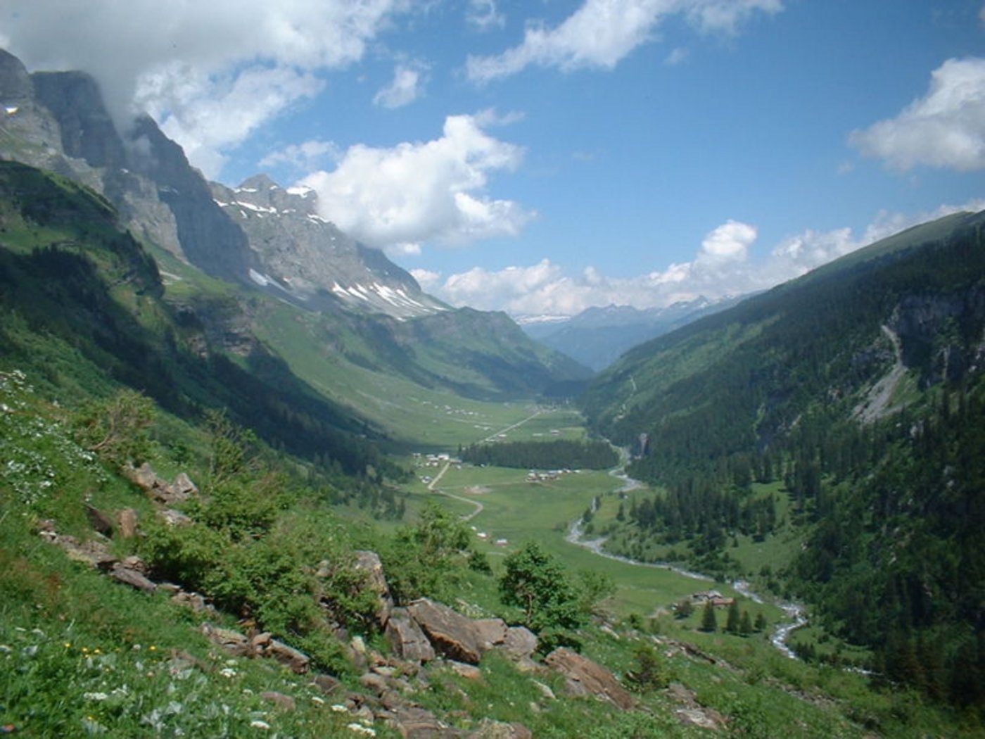 Der Urnerboden im Juni. (Bild Lutz Fischer-Lamprecht)