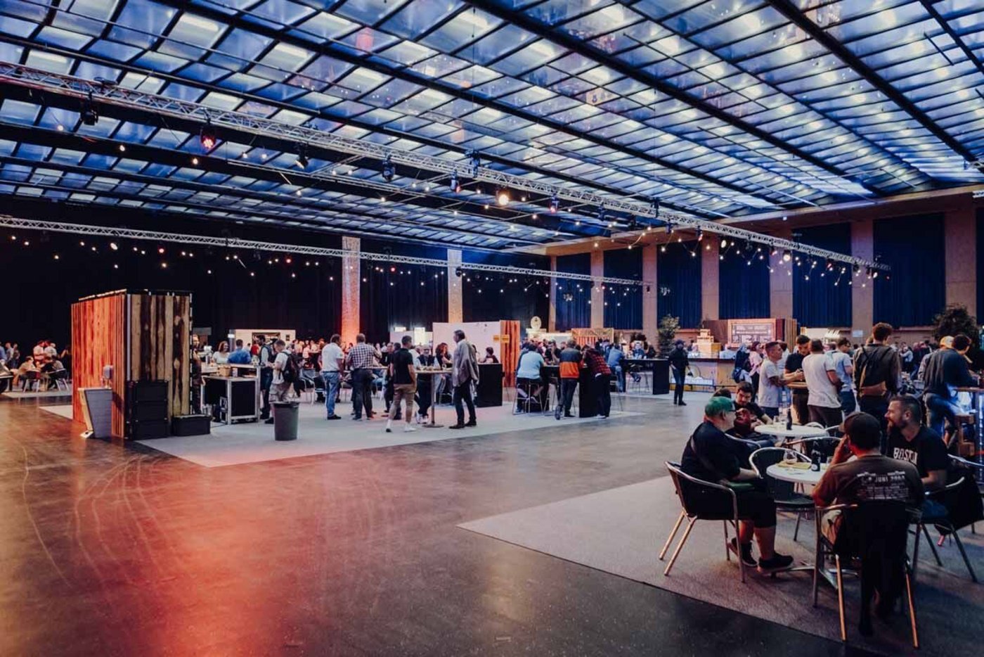 Dank genügend Platz konnten die Abstandregeln am Bierfestival gut eingehalten werden. (Bild olma-messen.ch)