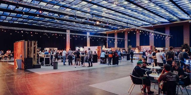 Dank genügend Platz konnten die Abstandregeln am Bierfestival gut eingehalten werden. (Bild olma-messen.ch)