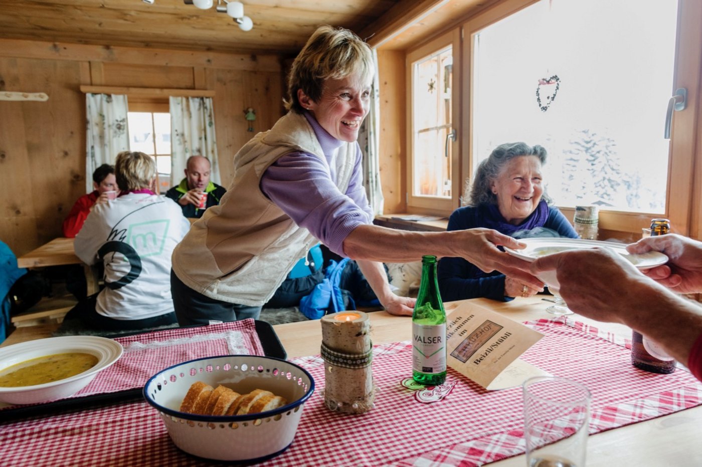 Ganz so ungezwungen wie auf diesem Bild wird es in den Hofbeizen ab Montag noch nicht zugehen. Abstand halten ist gefragt.(Bild Keystone)