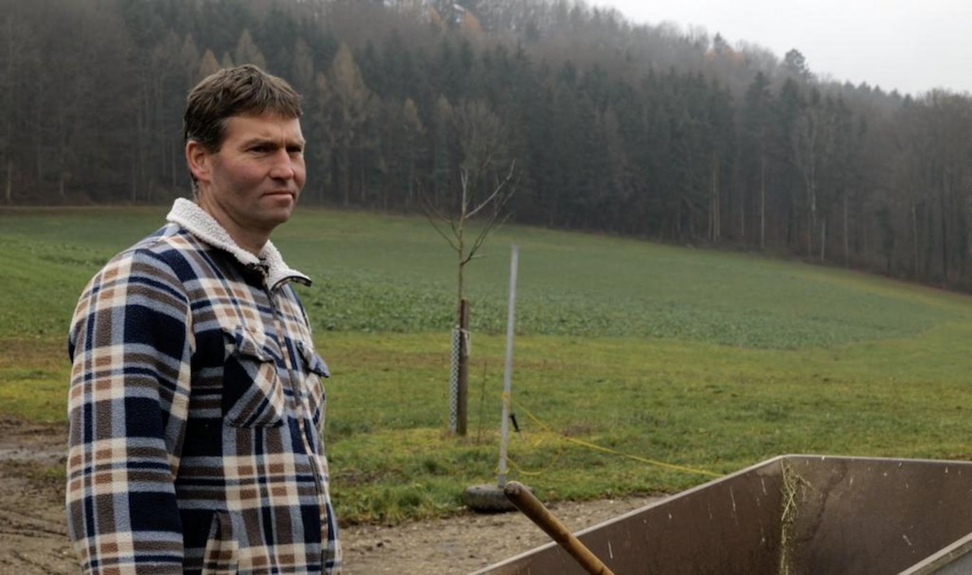 Bio-Bauer Stefan Jegge hat schon seit Jahren mit Sommertrockenheit und Hitze zu kämpfen. Er hat seinen Betrieb entsprechend angepasst. (Bilder Screenshots Video)