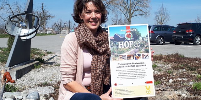 Regula Gysel-Stoll hat heute Montag, 1. April, in Zollikofen BE, die erste und ganz druckfrische Auszeichnung für Hof+ von IP Suisse erhalten. 