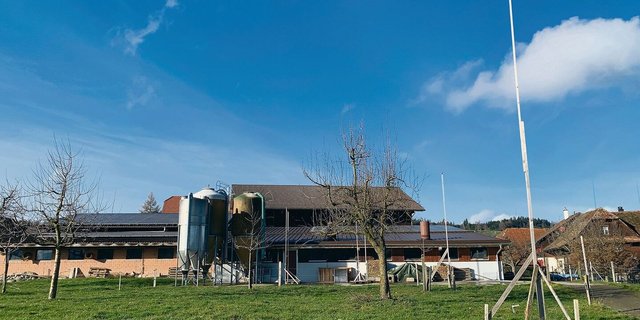 Das Areal für den geplanten Neubau der Milchviehscheune bei Landwirt X, viel weiter weg von Wohngebäuden als bisher. Im Hintergrund die Schweinescheune, wo ein Biowäscher vorgesehen ist. 