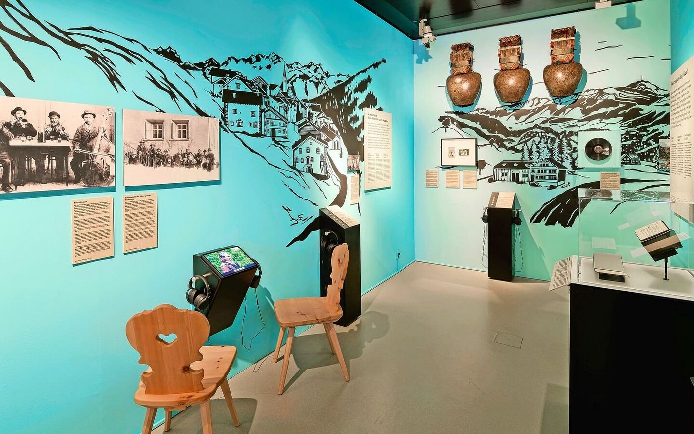 Nicht nur schauen, sondern auch hören: Blick in die Ausstellung, die unter anderem die regionale Vielfalt der Volksmusik thematisiert oder etwa die 2500 Einzelteile eines Schwyzerörgelis zeigt. 