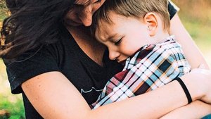 Manche Kinder gehen nach einem Wutanfall auf die Eltern zu, weil der «Liebestank» ins Minus geraten ist.