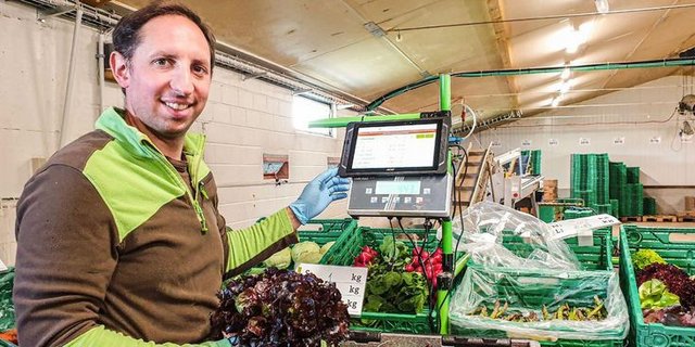 Markus Bernhardsgrütter von Saison-Box Markus Bernhardsgrütter bei der Waage: Diese wird beim Kommissionieren über die Packer-App mit der Warenwirtschaft gekoppelt und überträgt die Wäge-Daten automatisch auf Lieferschein und Rechnung. (Bild Saison Box)