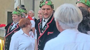 Armon Orlik in der M Armon Orlik in der Menge. Der neue Schwingerkönig hat dem Erreichen dieses Titels alles untergeordnet. Nun ist er am Ziel angekommen.