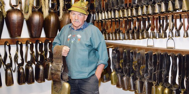 Die Treicheln-Sammlung von Josef Gwerder, «ds Antönels Sebel», umfasst rund 200 Stück. (Bild Guido Bürgler)