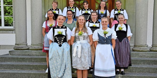 In einer berührenden Feier schlossen die zwölf Absolventinnen am Mittwoch ihr Bildungsjahr Hauswirtschaft am Waldhof ab.