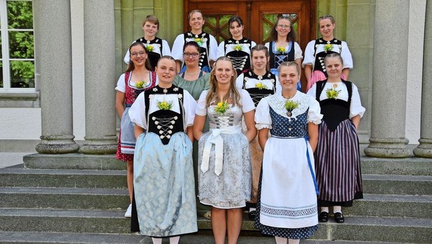 In einer berührenden Feier schlossen die zwölf Absolventinnen am Mittwoch ihr Bildungsjahr Hauswirtschaft am Waldhof ab.