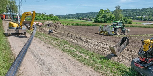 Das Bewässerungsprojekt im Furttal sichert den Landwirten künftig jederzeit den Zugang zu Wasser. Ab 2022 bewässern die Landwirte mit Limmatwasser aus einem über 12 Kilometer langen Leitungsnetz aus dem Nachbartal. Bild: David Eppenberger